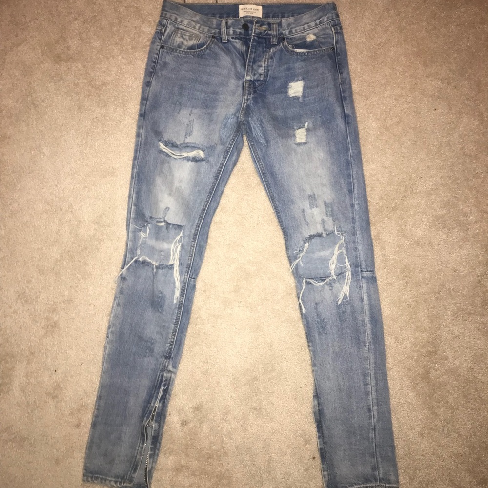 Distressed Light Wash Zipper Jeans